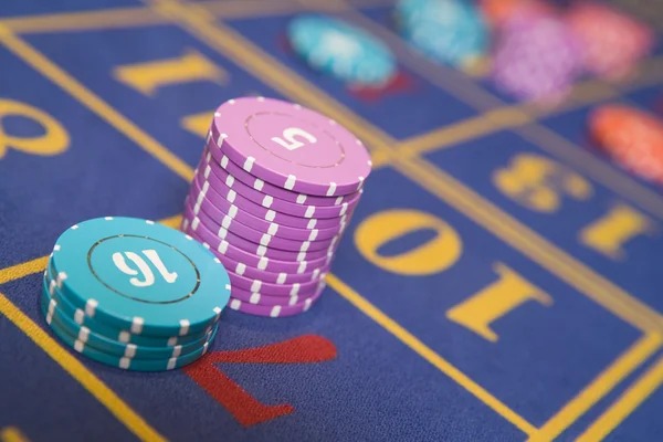 Lightning Dice live-dealer studio with three dice and real dealer on gojo platform